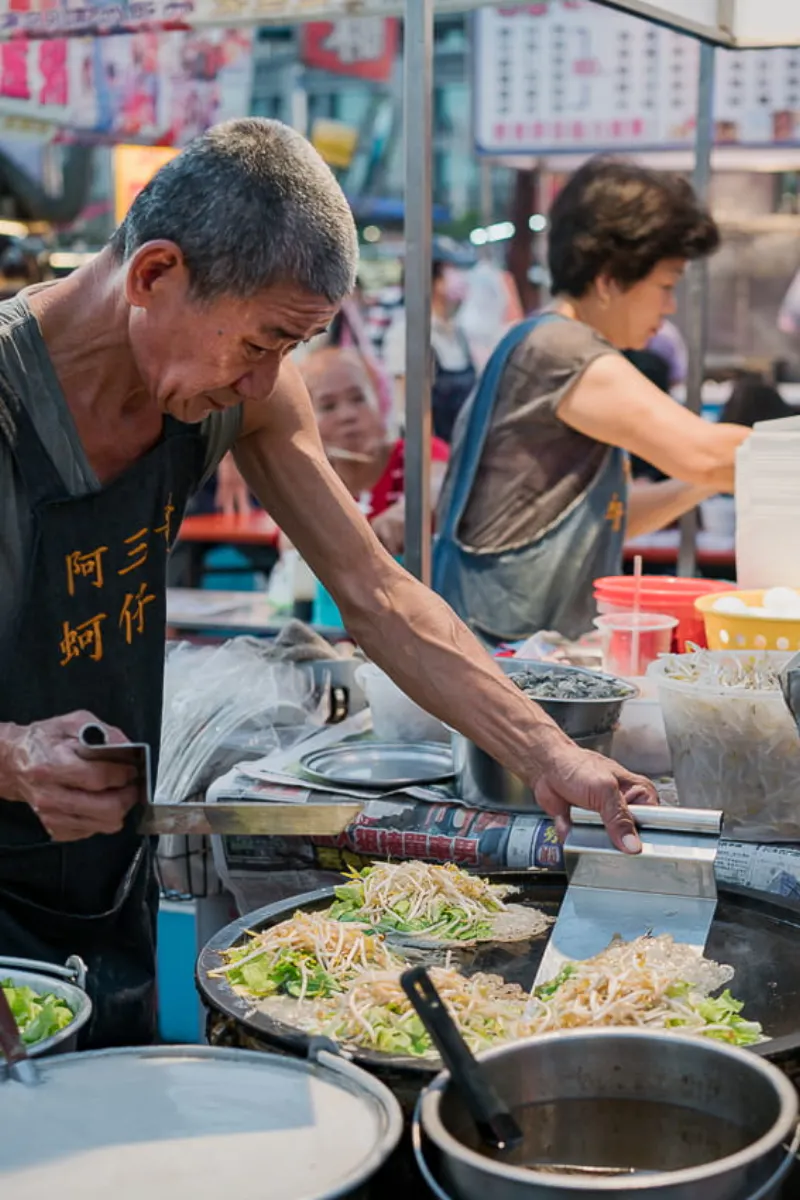蚵仔煎を作る男