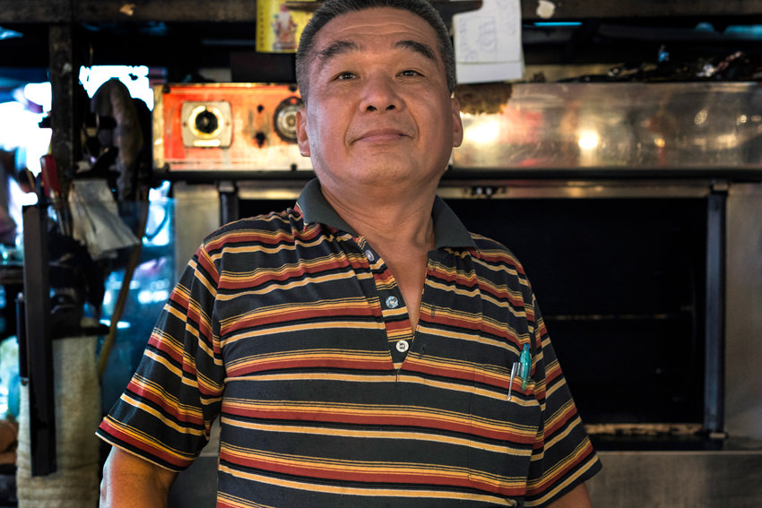 Man working in Chong De Market