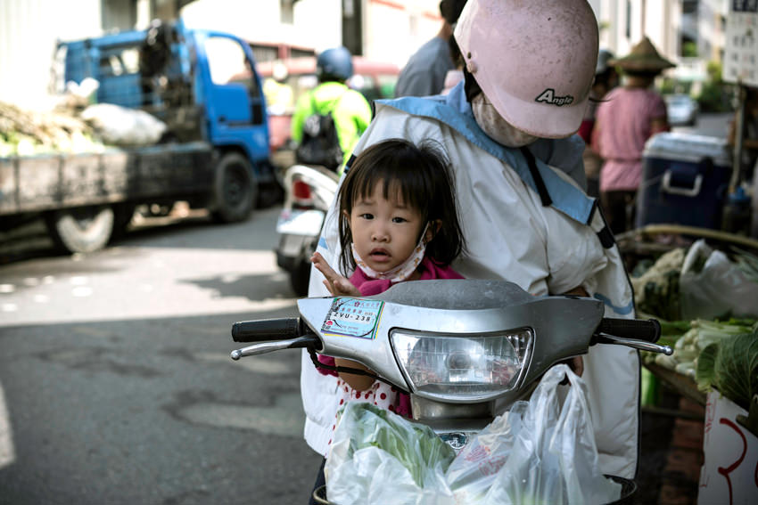 台湾 スクーターに乗った幼い女の子 写真とエッセイ By オザワテツ