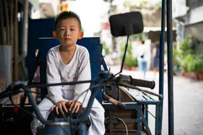 三輪バイクの座席に乗っていた幼い男の子