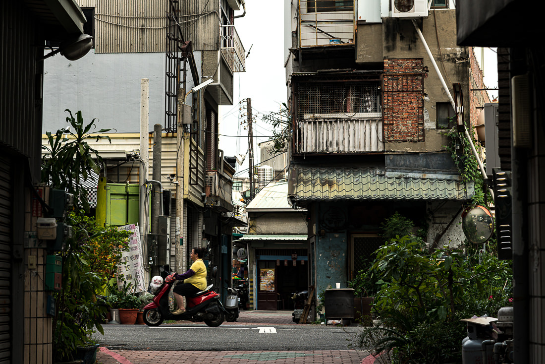 住宅街を走るバイク
