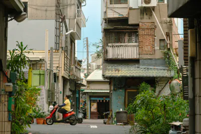 住宅街を走るバイク