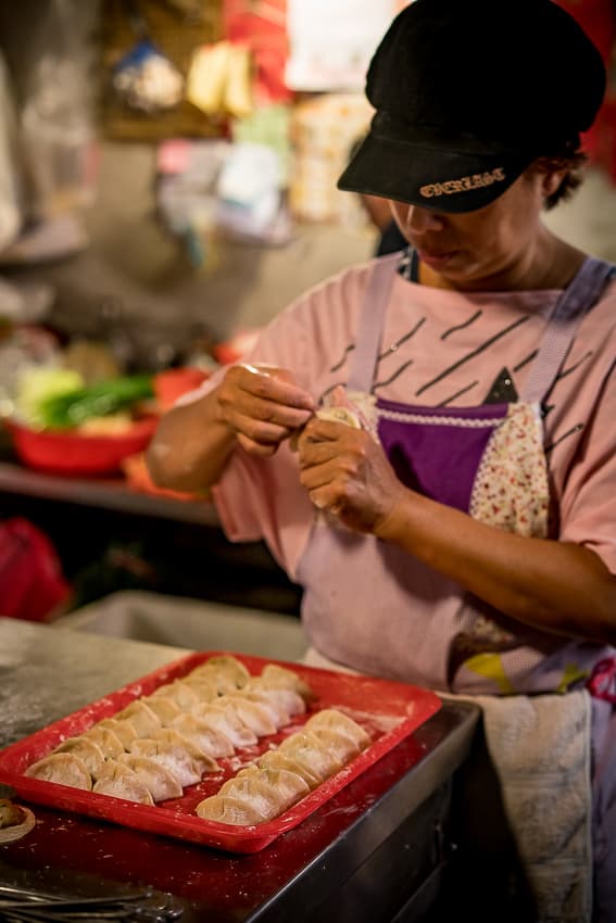 鴨母寮市場で餃子を作っていた女性