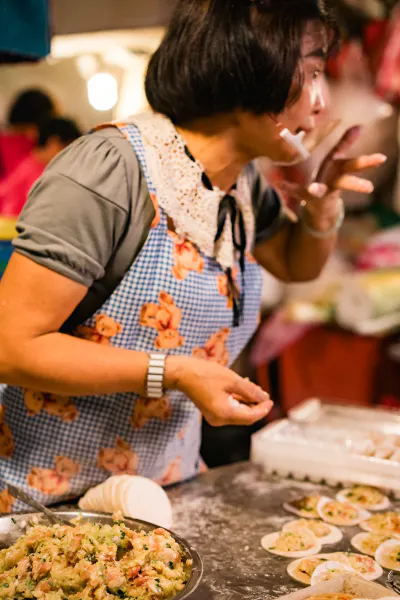 惣菜屋で働く女性