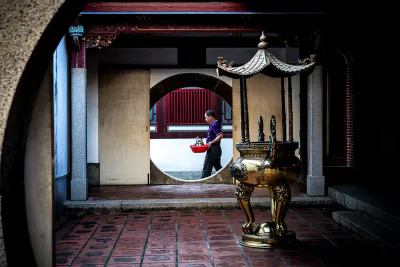 台湾府城隍廟の丸い穴