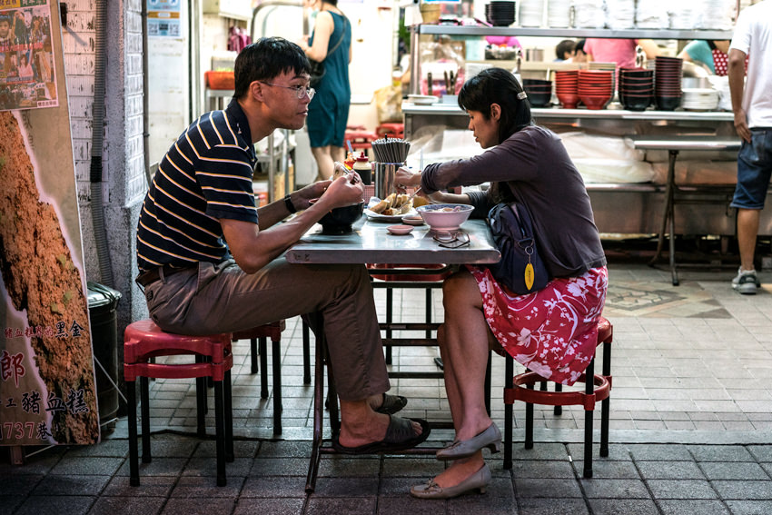 couple eating noddles