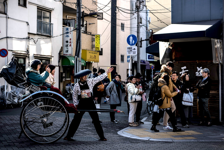 Rickshaw man guiding