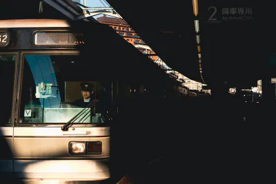 駅に入ってきた電車