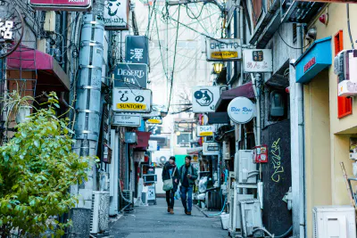 沢山の看板の出ているゴールデン街