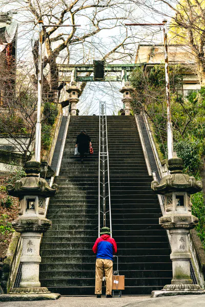 市谷亀岡八幡宮の急な参道