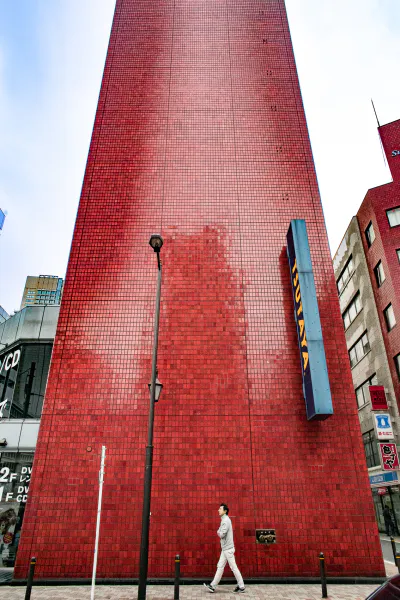 赤くて高い壁