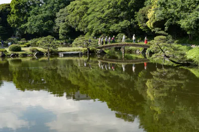 清澄庭園に架かる橋の上の集団