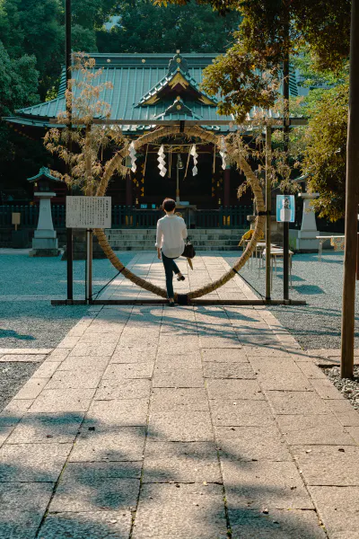 Woman entering circle in Konnoh Hachiman-Gu