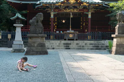 金王八幡宮の境内で遊ぶ女の子