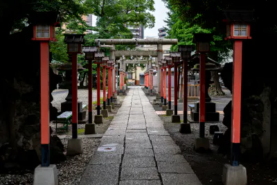 Approach to Senju Jinja