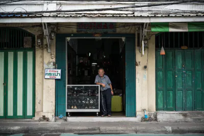 Old Man Beside The Showcase [Thailand] Travel, Photo and Essay by Tetsu ...