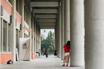 girl leaning against pillar of Sun Yat-sen Memorial Hall