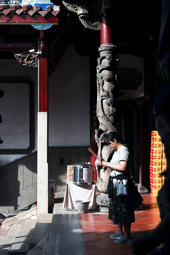 Praying woman in Da Tian Hou Gong