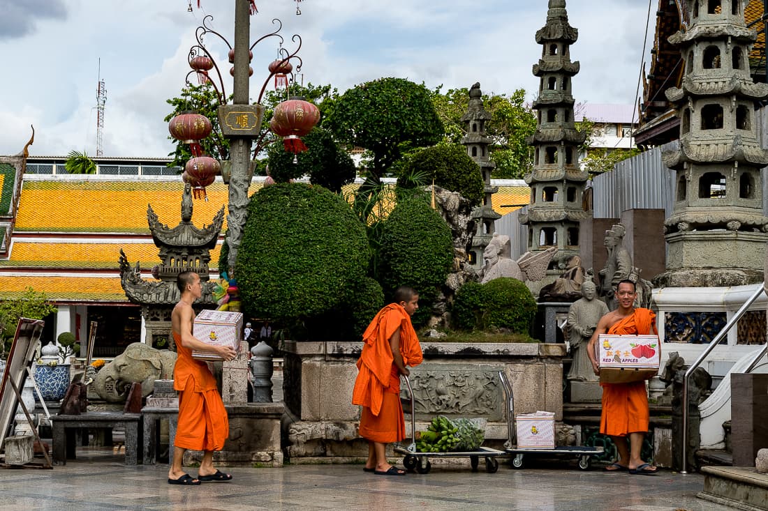 お供え物を運ぶ僧侶
