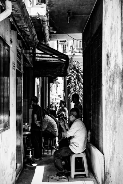 細い路地の奥にある食堂