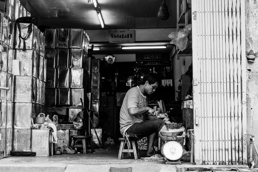 [Thailand] Man Working In A Store | Travel, Photo and Essay by Tetsu Ozawa