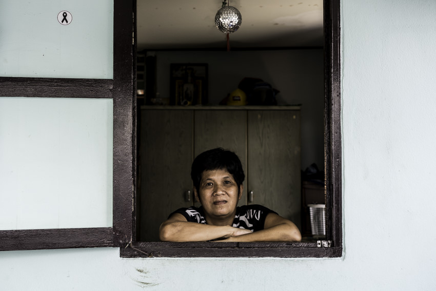タイ 窓辺で佇む女 旅と写真とエッセイ By オザワテツ
