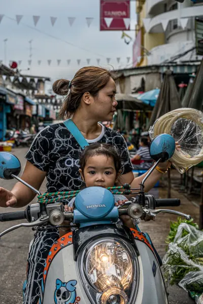 マハーチャイ / タイ】バイクに乗った幼い女の子の真っ直ぐな視線