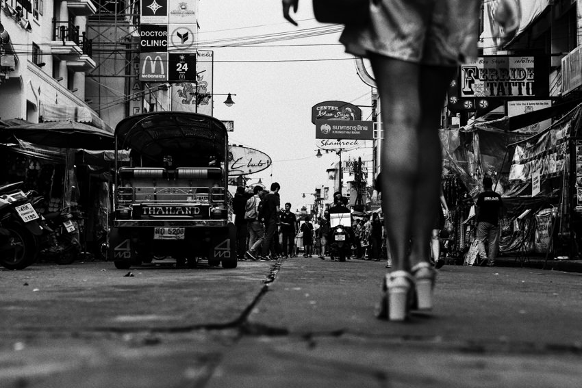タイ カオサンを歩くおみ足 写真とエッセイ By オザワテツ