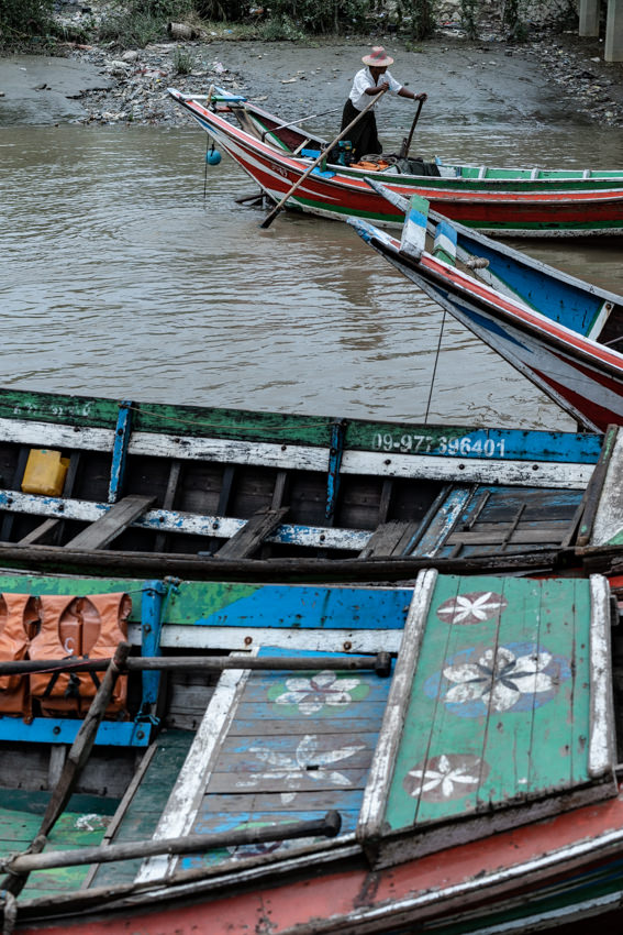 ヤンゴン川に係留されていた木製のボート