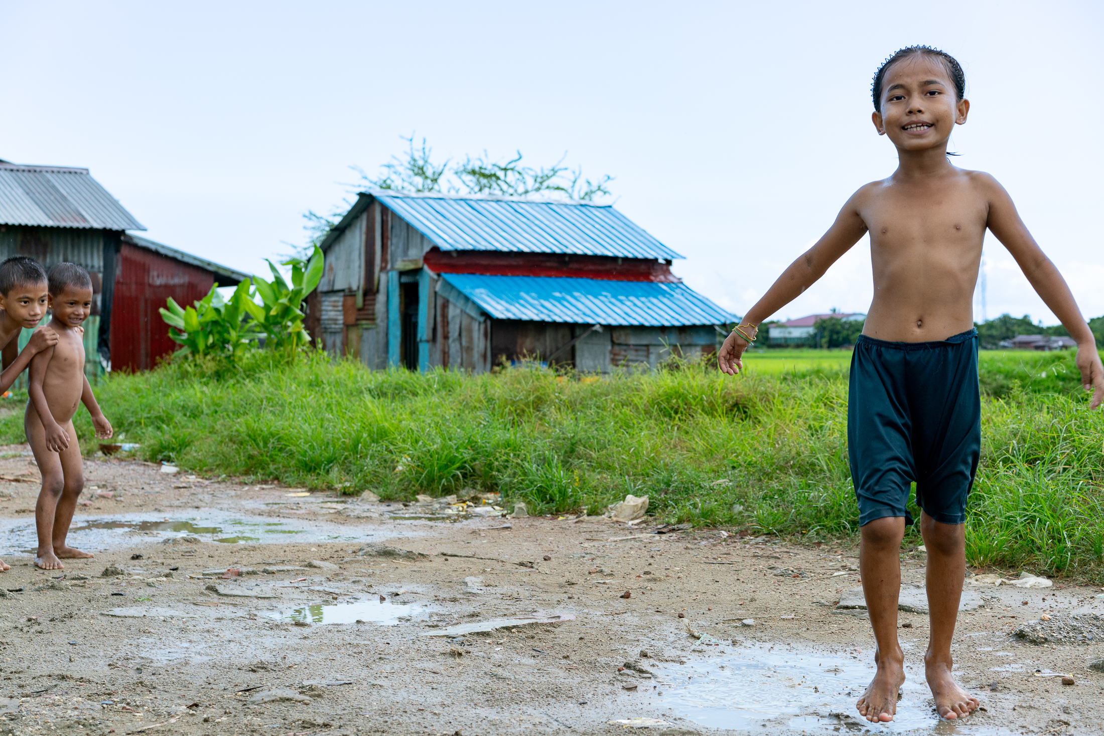 上半身裸　少年 ダラ | ミャンマー】雨の中を走り回るのを楽しいと思うような感覚は、どうの昔に僕から失せてしまっている | Photo by awazo.com