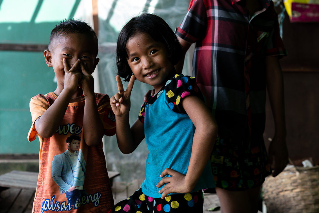 ダニンゴン市場で遊んでいた男の子と女の子 ミャンマー 旅と写真とエッセイと