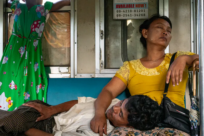 列車内で仲良く寝入る夫婦