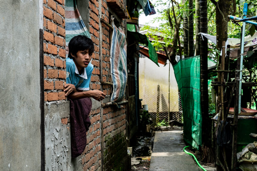 ミャンマー 窓から身を乗り出す男の子 旅と写真とエッセイ By オザワテツ
