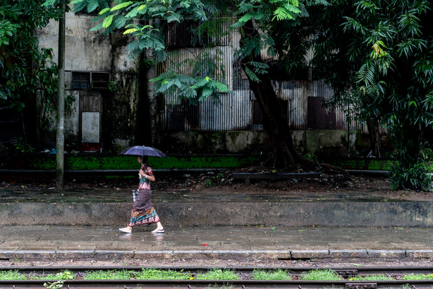 Waman walking platform with umbrella