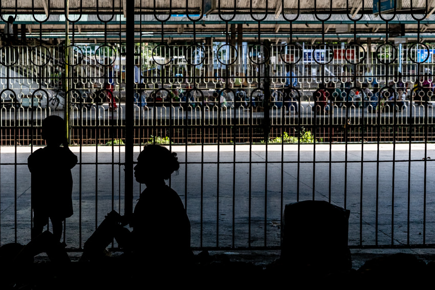 Silhouettes Of Mother And Little Son (Myanmar) | BOXMAN fotologue