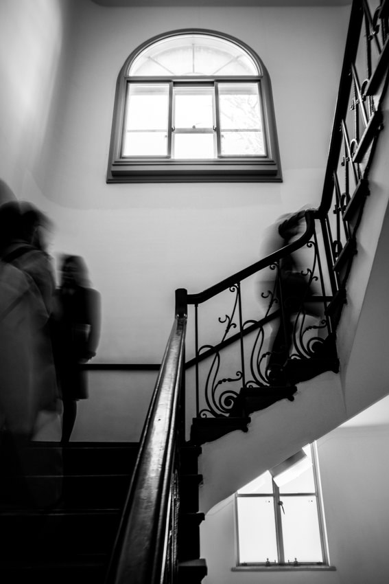 黒田記念館の階段を上り下りする人影