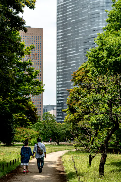 Couple walking hand in hand in Hamarikyu Gardens