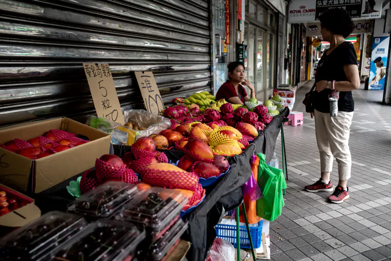 歩道に出ていた果物の屋台