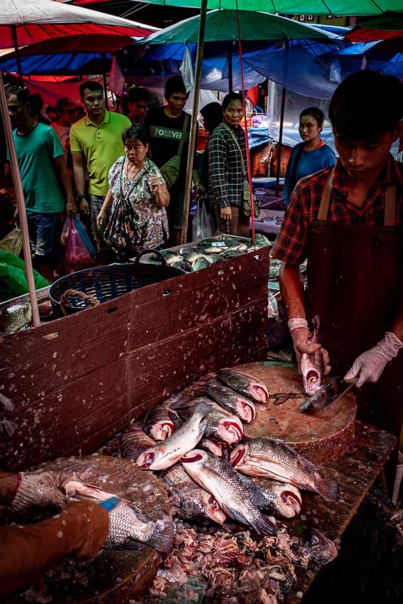 クロントゥーイ市場で魚をさばく男
