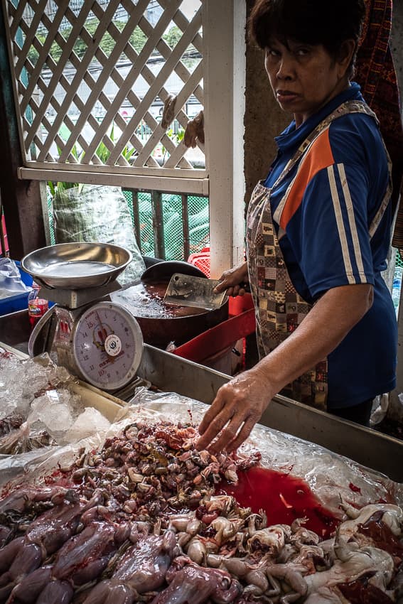 クロントゥーイ市場でカエルを売っていた女性