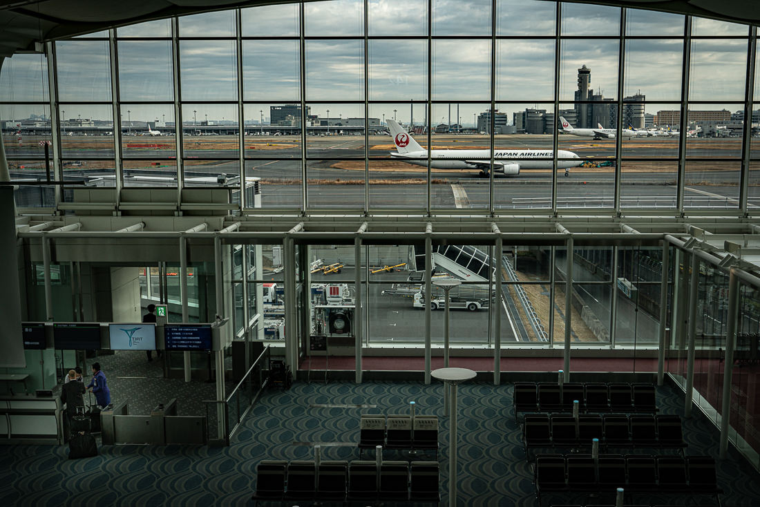 Crewmen At A Boarding Gate In Haneda Airport (Tokyo) | BOXMAN fotologue