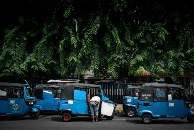 バジャイと呼ばれる青い三輪タクシー