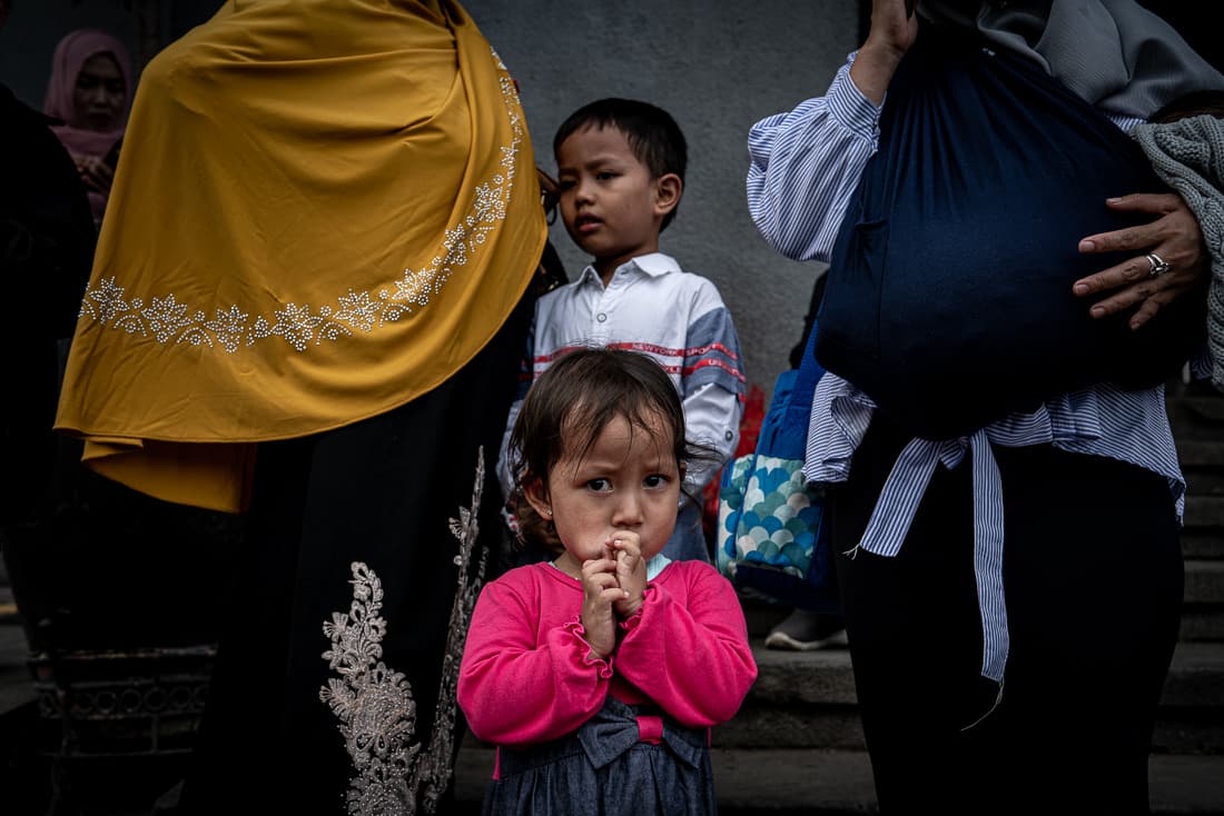 インドネシア 口の前で手を合わした女の子 旅と写真とエッセイ By オザワテツ