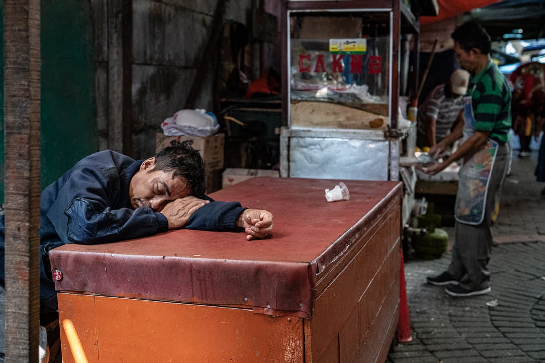 ジャカルタのグロドック地区の片隅で熟睡していた男