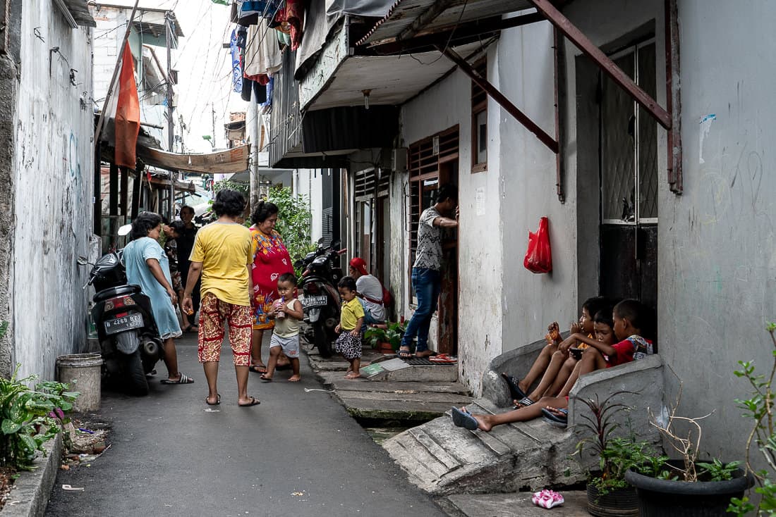 インドネシア 住宅街の路地でダラダラする人びと 写真とエッセイ By オザワテツ