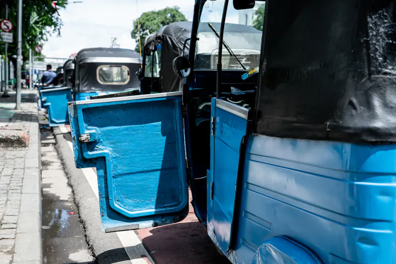 ガンビール駅近くに停まっていたバジャイ