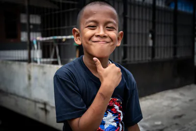 ジャカルタの住宅街で遊んでいた男の子