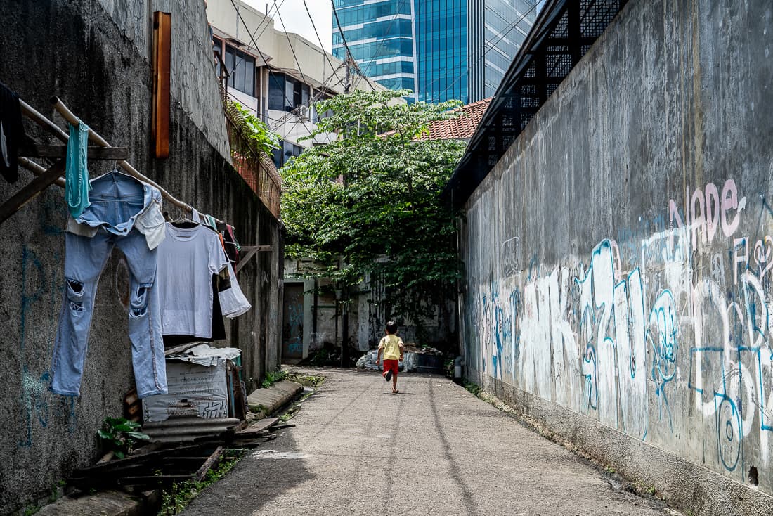 ジャカルタの路地を走る男の子
