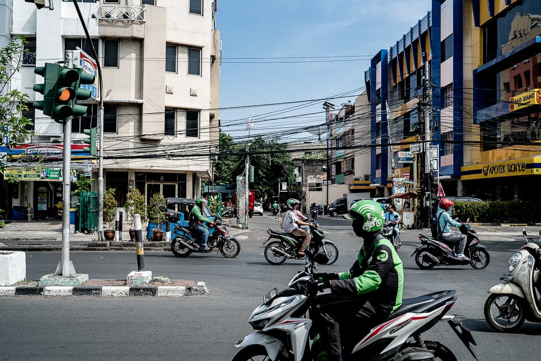 ジャカルタの町を走るバイク