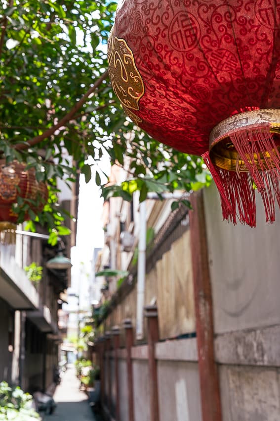 路地に飾られていた赤い提灯